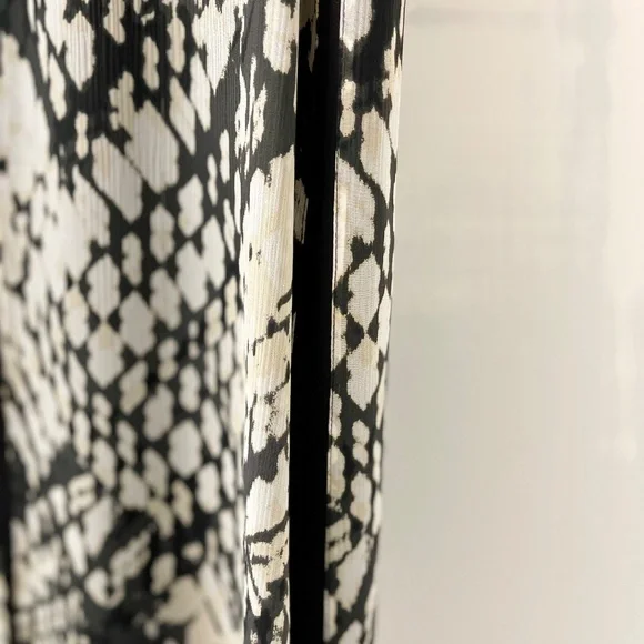 Vince 100% Silk Sleeveless Shift Dress Abstract/Snakeskin-ish Print ~ Size 8 - Picture 5 of 11